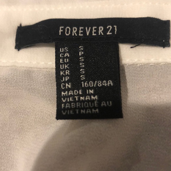 A white blouse - Picture 2 of 3